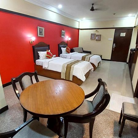 Lytton Hotel Kolkata Bagian luar foto