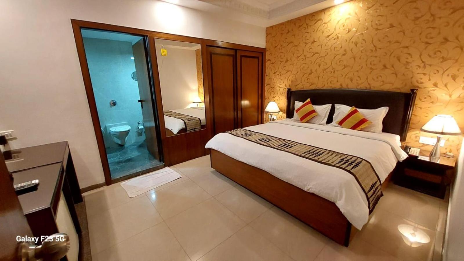 Lytton Hotel Kolkata Bagian luar foto