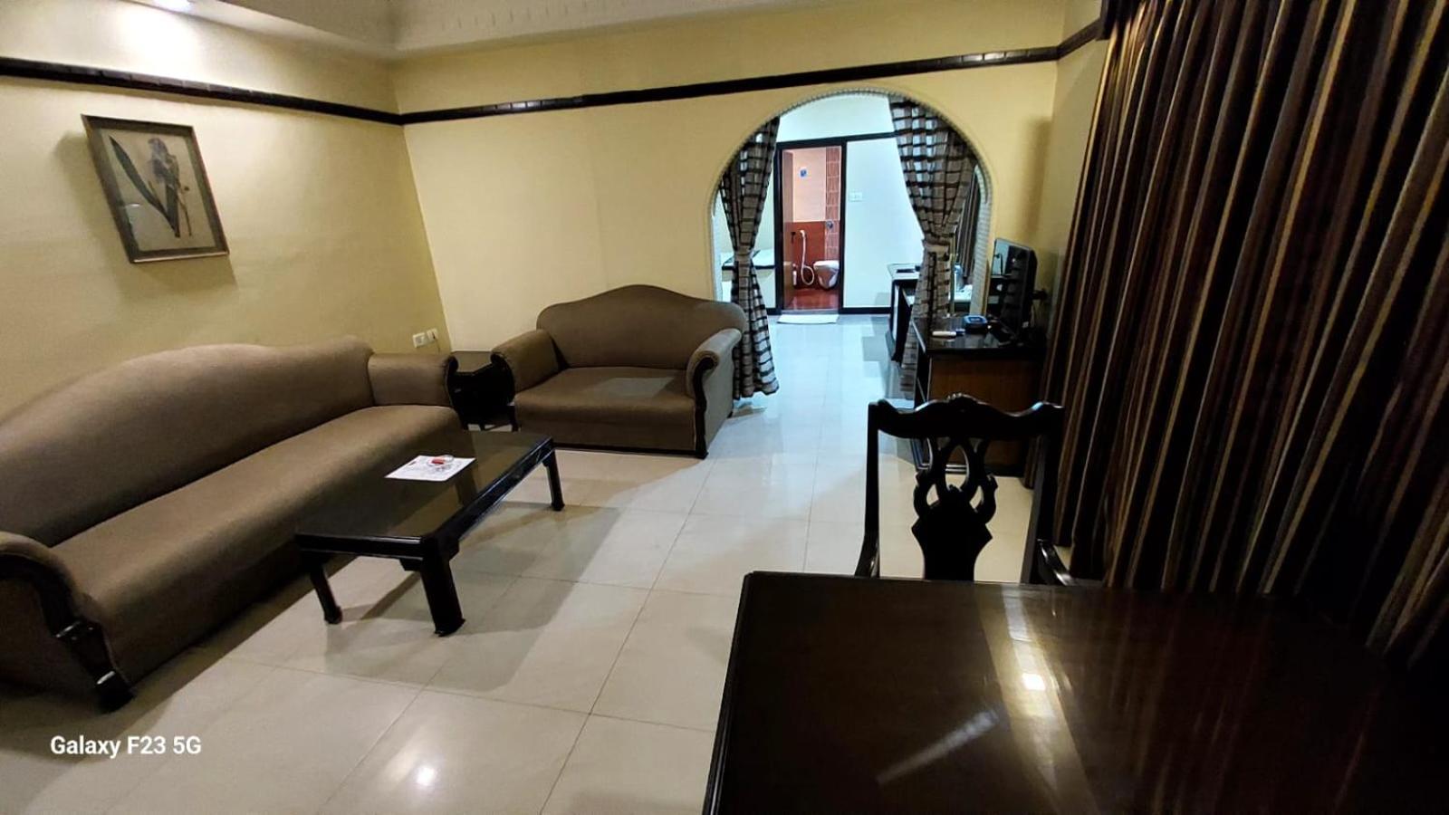 Lytton Hotel Kolkata Bagian luar foto