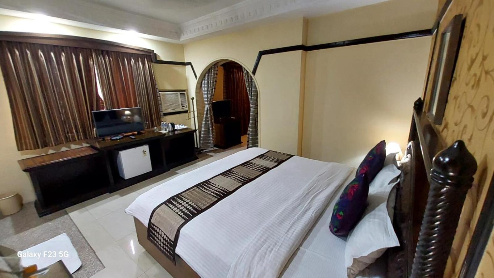 Lytton Hotel Kolkata Bagian luar foto