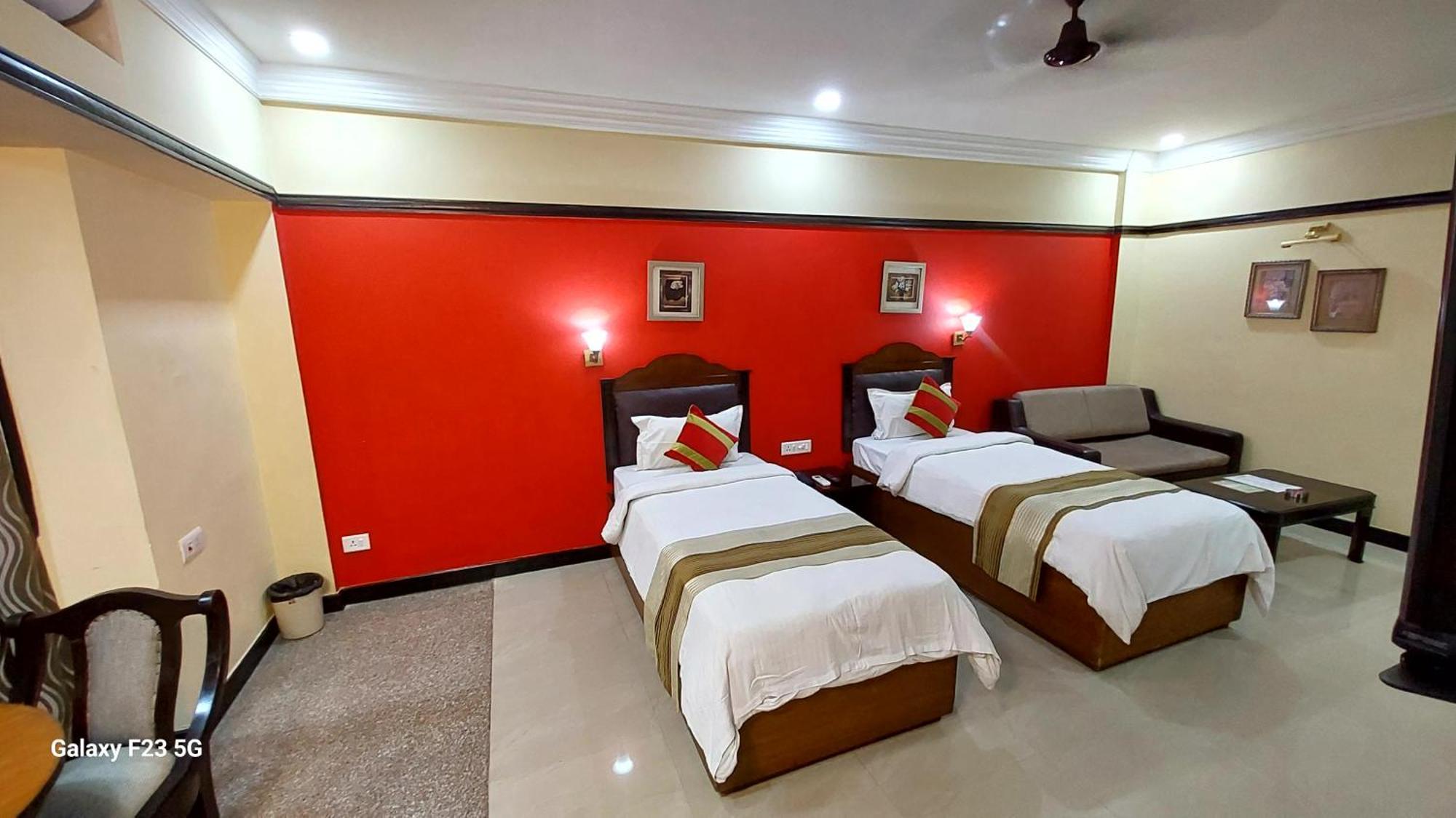 Lytton Hotel Kolkata Bagian luar foto